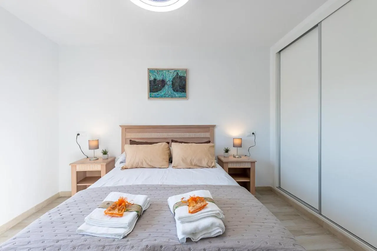 797 Holiday Rentals - Apartamento Para 3 En Piscis Con Piscinas ベナルマデナ 0*,  スペイン